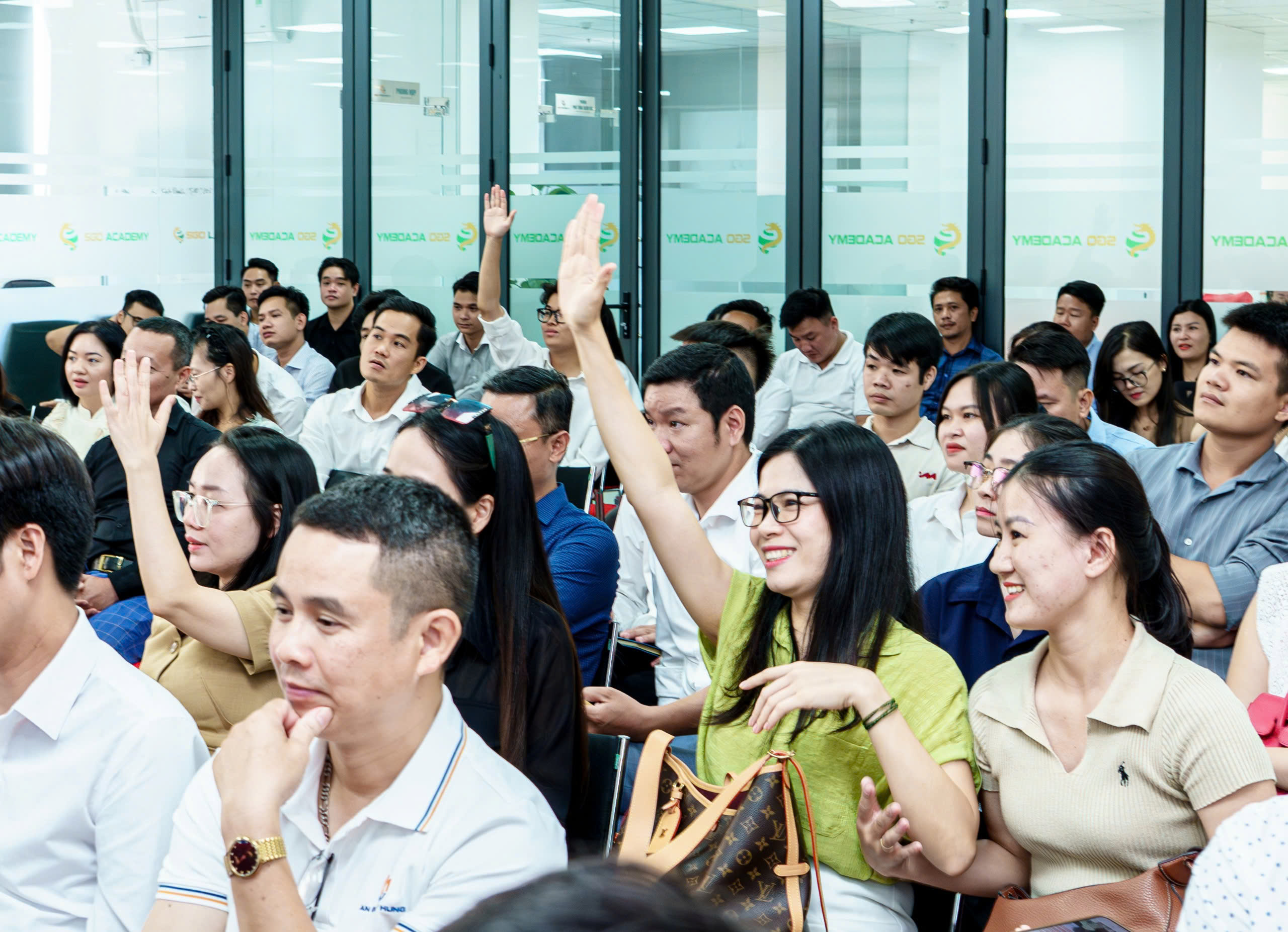 Không Khí Sôi Nổi Tại Sự Kiện