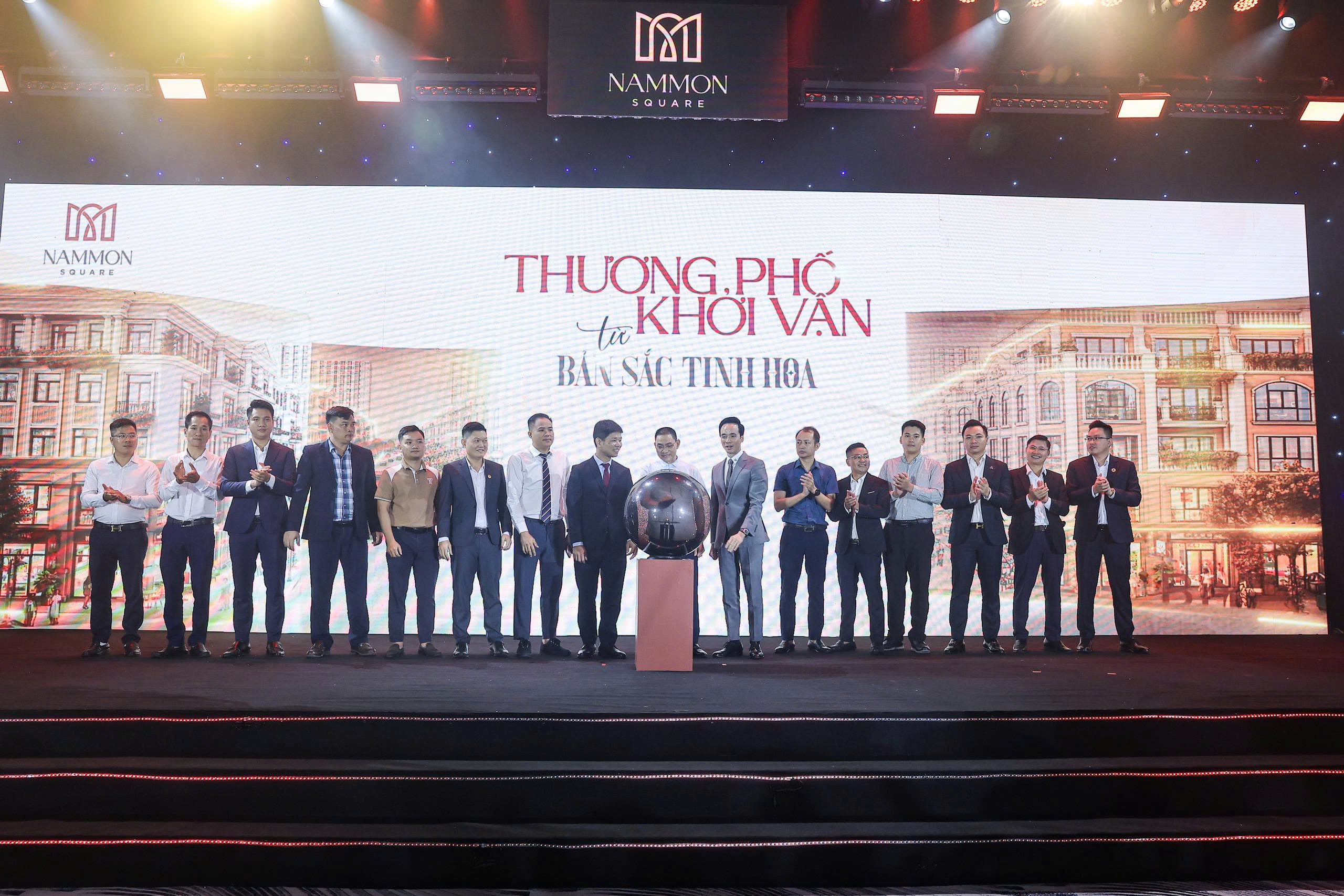 Khoảnh khắc đánh trống khởi vận mở màn sự kiện Kickoff NamMon Square – The Land of Master